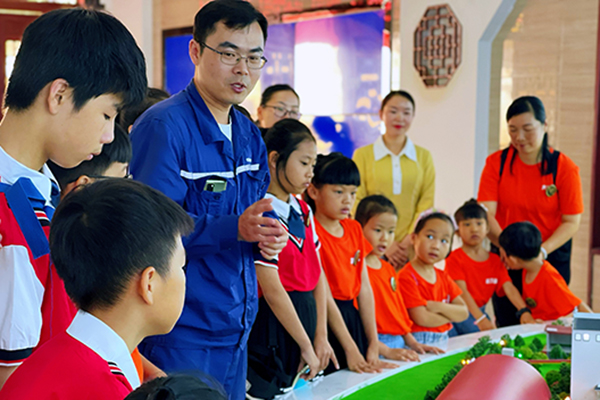 1623562650659202.jpg 師生們觀摩沙盤(pán)模型.jpg