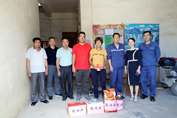 1625709259120816.jpg 慰問(wèn)結(jié)束大家合影留念01.jpg