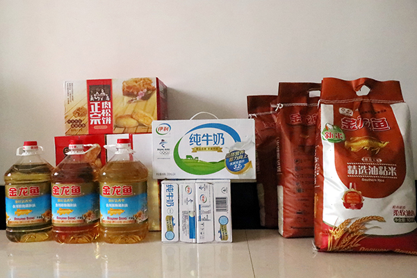 1625709344235872.jpg 為困難群眾準(zhǔn)備慰問(wèn)物資.jpg