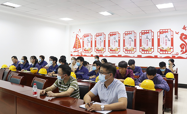 1630139767715562.jpg 培訓(xùn)現(xiàn)場職工們認真的學(xué)習(xí).jpg
